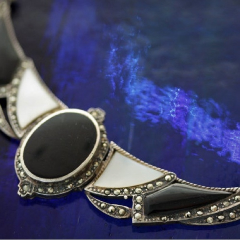 What a lovely example of a brilliantly tailored and stunning Art Deco Choker. - Picture 4 of 5